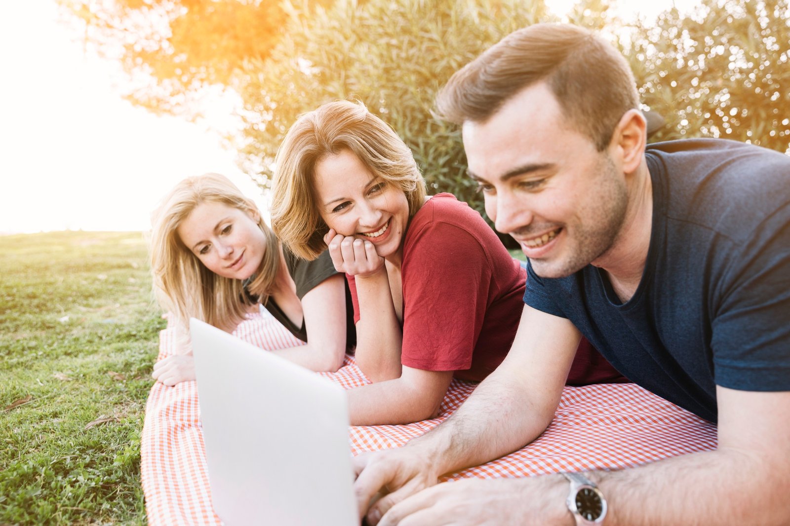 http://img.b2bpic.net/free-photo/man-women-browsing-laptop-picnic_23-2147779547.jpg